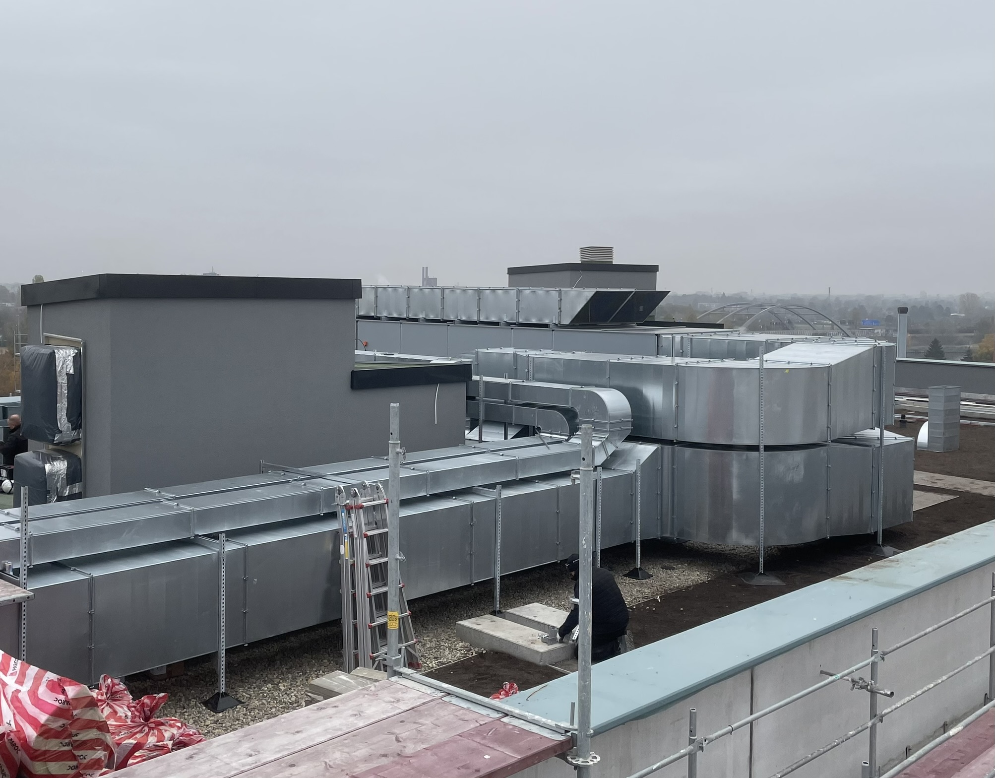 Große Lüftungsanlage auf einem Flachdach